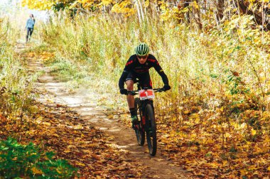 14 Ekim 2018 - Minsk, Beyaz Rusya: 2018 Olimpiyat çapraz ülke Kupası Xco Medvezhino, adam sürme mtb bisiklet yarış sırasında içinde