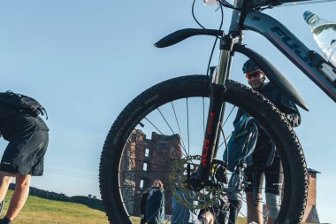 6 Ekim 2018 - Novogrudok, Beyaz Rusya: Castle Road, çayır üzerinde bisiklet duran yarış sırasında doz kırpılmış