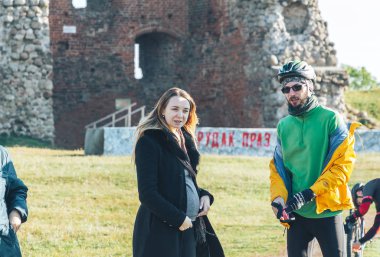 6 Ekim 2018 - Novogrudok, Beyaz Rusya: Castle Road, grup çayır üzerinde yarış sırasında konuşan insan