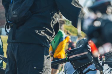 6 Ekim 2018 - Novogrudok, Beyaz Rusya: Castle Road, Bisiklet adamla fotoğrafını kırpılmış