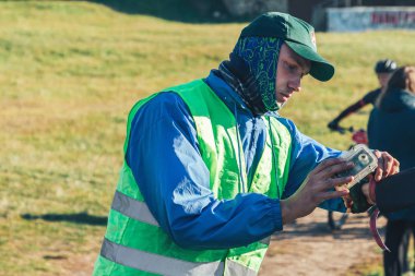 6 Ekim 2018 - Novogrudok, Beyaz Rusya: Castle Road, yarış sırasında çayır üzerinde üniforma duran adam