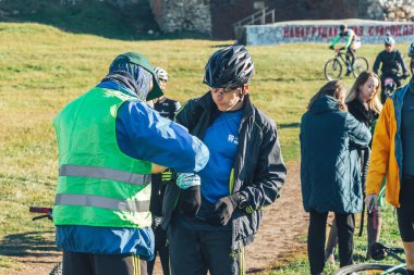 6 Ekim 2018 - Novogrudok, Beyaz Rusya: Castle Road, yarışa katılan insanların grup