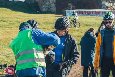 6 Ekim 2018 - Novogrudok, Beyaz Rusya: Castle Road, yarışa katılan insanların grup