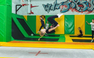 9 Şubat 2019 - Minsk, Beyaz Rusya: Eğitim trambolin salonunda. Kızlar trambolin salonunda atlamak