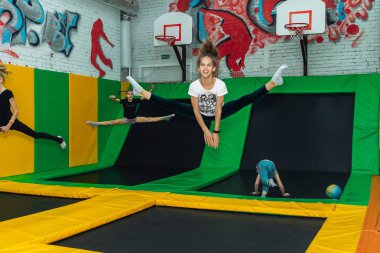 9 Şubat 2019 - Minsk, Beyaz Rusya: Eğitim trambolin salonunda. Kızlar trambolin salonunda atlamak