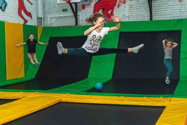 9 Şubat 2019 - Minsk, Beyaz Rusya: Eğitim trambolin salonunda. Kızlar trambolin salonunda atlamak