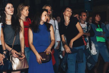 1 Eylül 2018 - Minsk, Beyaz Rusya: Sokak şenlikleri akşam şehir, birçok insan sokakta dans