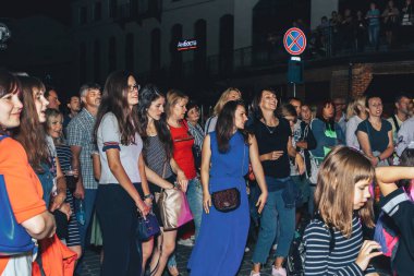 1 Eylül 2018 - Minsk, Beyaz Rusya: Sokak şenlikleri akşam şehir, birçok insan sokakta dans