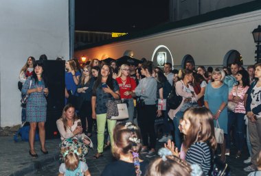 1 Eylül 2018 - Minsk, Beyaz Rusya: Sokak şenlikleri akşam şehir, insanlar ve sokakta dans çocuklar çok