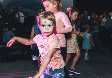 1 Eylül 2018 - Minsk, Beyaz Rusya: Şehir, sokakta insanların önünde dans çocuk akşam içinde Sokak şenlikleri