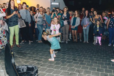 1 Eylül 2018 - Minsk, Beyaz Rusya: Sokak şenlikleri akşam şehir, insanlar ve sokakta dans çocuklar çok