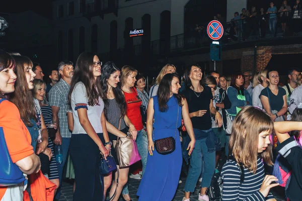 1 Eylül 2018 - Minsk, Beyaz Rusya: Sokak şenlikleri akşam şehir, birçok insan sokakta dans