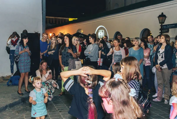 1 Eylül 2018 - Minsk, Beyaz Rusya: Sokak şenlikleri akşam şehir, insanlar ve sokakta dans çocuklar çok