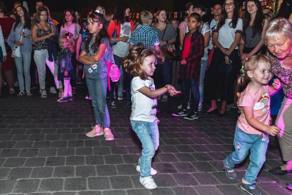 1 Eylül 2018 - Minsk, Beyaz Rusya: Sokak şenlikleri akşam şehir, insanlar ve sokakta dans çocuklar çok