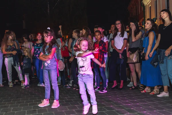 1 Eylül 2018 - Minsk, Beyaz Rusya: Sokak şenlikleri akşam şehir, insanlar ve sokakta dans çocuklar çok