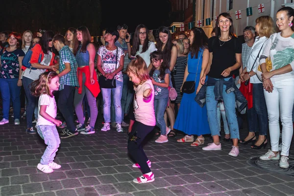 1 Eylül 2018 - Minsk, Beyaz Rusya: Sokak şenlikleri akşam şehir, insanlar ve sokakta dans çocuklar çok