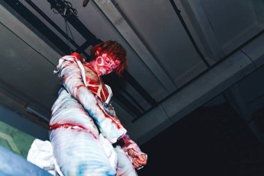 Ekim 28-29, 2017 - Minsk, Beyaz Rusya: Sanat alanı, üst parti derisiz kadın asılı Cadılar Bayramı için adanmış