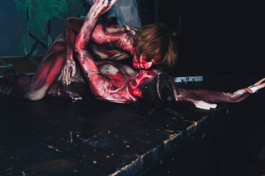 Ekim 28-29, 2017 - Minsk, Beyaz Rusya: Space sanat, en iyi parti Cadılar Bayramı için Sahne Alanı'nda öpüşme derisiz kadınların adanmış