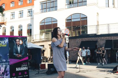 4 Ağustos 2018 - Minsk, Beyaz Rusya: mikrofon standları sokakta duygusal genç kadınla