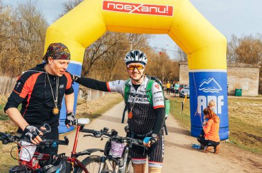 15 Nisan 2018 - Krevo, Beyaz Rusya: Beetle Trail Krevo, iki adam şişme arch yakınındaki Bisikletleri ile ayakta