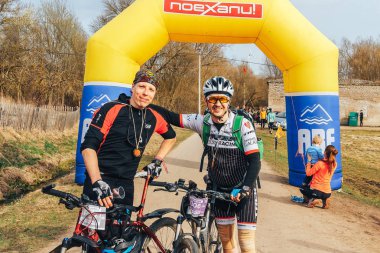 15 Nisan 2018 - Krevo, Beyaz Rusya: Beetle Trail Krevo, iki adam şişme arch yakınındaki Bisikletleri ile ayakta