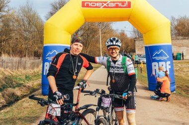 15 Nisan 2018 - Krevo, Beyaz Rusya: Beetle Trail Krevo, iki adam şişme arch yakınındaki Bisikletleri ile ayakta