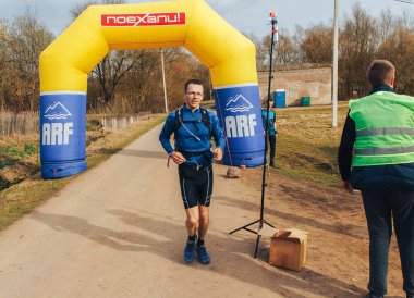 15 Nisan 2018 - Krevo, Beyaz Rusya: Böcek Krevo, Trail şişme arch yakınındaki yolda adam çalışır