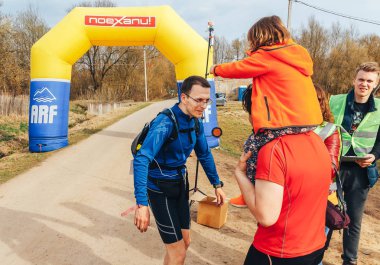 15 Nisan 2018 - Krevo, Beyaz Rusya: Böcek Krevo, Trail küçük kız babasının boynuna oturan adam madalya asmak