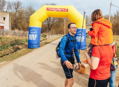 15 Nisan 2018 - Krevo, Beyaz Rusya: Böcek Krevo, Trail küçük kız babasının boynuna oturan adam madalya asmak