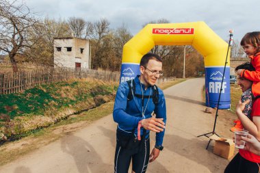 15 Nisan 2018 - Krevo, Beyaz Rusya: Böcek Krevo, iz amedal değer şişirilebilir kemer hakkında adam