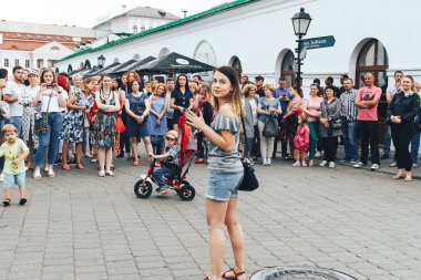 21 Temmuz 2018 - Minsk, Beyaz Rusya: mikrofon standları önünde birçok insan sokakta kadınla
