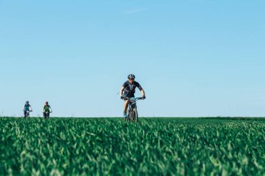 Mayıs 26-27, 2018 - Naliboki, Beyaz Rusya: All-Belarusça Amatör maraton Naliboki, adam bisiklet alan de kırsal yol yarış sırasında rides