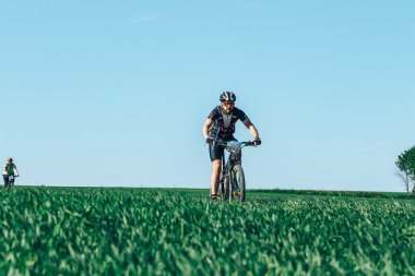 Mayıs 26-27, 2018 - Naliboki, Beyaz Rusya: All-Belarusça Amatör maraton Naliboki, adam bisiklet alan de kırsal yol yarış sırasında rides