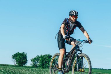 Mayıs 26-27, 2018 - Naliboki, Beyaz Rusya: All-Belarusça Amatör maraton Naliboki, adam bisiklet alan de kırsal yol yarış sırasında rides