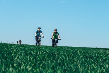 Mayıs 26-27, 2018 - Naliboki, Beyaz Rusya: All-Belarusça amatör maraton Naliboki, Bisiklet boyunca alanındaki iz sürme iki kadın