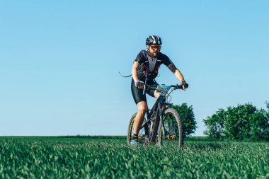 Mayıs 26-27, 2018 - Naliboki, Beyaz Rusya: All-Belarusça Amatör maraton Naliboki, adam bisiklet alan de kırsal yol yarış sırasında rides