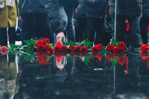 Flowers Lying Granite Next Monument Great October Socialist Revolution Anniversary — Stock Photo, Image