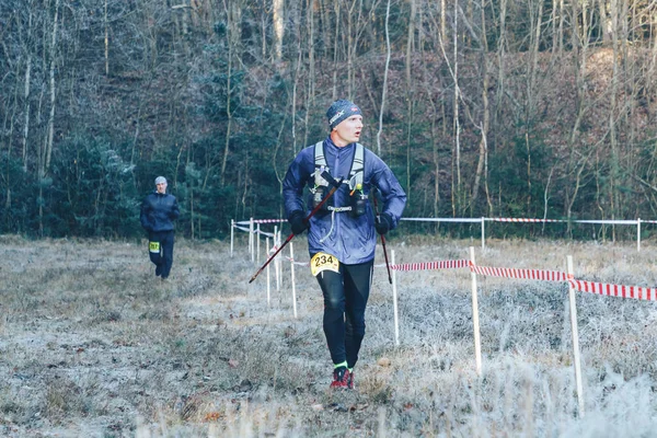 Noviembre 2018 Logoisk Bielorrusia Beetle Trail Logoisk Hombre Corriendo Junto — Foto de Stock