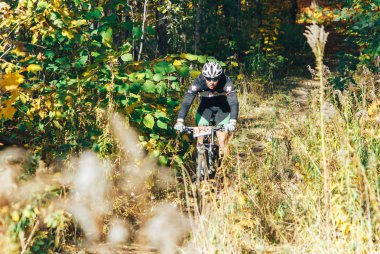 14 Ekim 2018 - Minsk, Beyaz Rusya: 2018 Olimpiyat çapraz ülke Kupası Xco Medvezhino, adam sürme mtb bisiklet yarış sırasında içinde