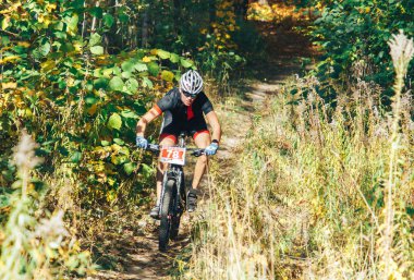 14 Ekim 2018 - Minsk, Beyaz Rusya: 2018 Olimpiyat çapraz ülke Kupası Xco Medvezhino, adam sürme mtb bisiklet yarış sırasında içinde