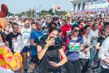 9 Eylül 2018 - Minsk, Beyaz Rusya: Yarım maraton Minsk 2018, sportif insanların caddeden aşağı çalışan büyük grup