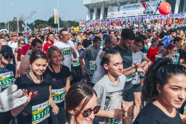 9 Eylül 2018 - Minsk, Beyaz Rusya: Yarım maraton Minsk 2018, sportif insanların caddeden aşağı çalışan büyük grup