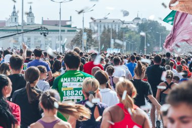 9 Eylül 2018 - Minsk, Beyaz Rusya: Yarım maraton Minsk 2018, sportif insanların caddeden aşağı çalışan büyük grup