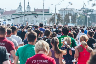 9 Eylül 2018 - Minsk, Beyaz Rusya: Yarım maraton Minsk 2018, sportif insanların caddeden aşağı çalışan büyük grup
