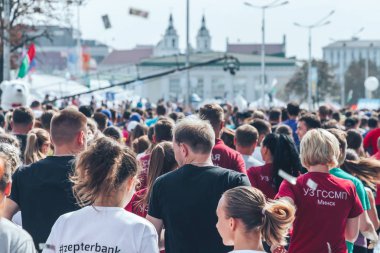 9 Eylül 2018 - Minsk, Beyaz Rusya: Yarım maraton Minsk 2018, sportif insanların caddeden aşağı çalışan büyük grup