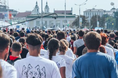 9 Eylül 2018 - Minsk, Beyaz Rusya: Yarım maraton Minsk 2018, sportif insanların caddeden aşağı çalışan büyük grup