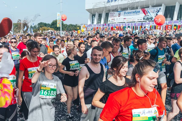 9 Eylül 2018 - Minsk, Beyaz Rusya: Yarım maraton Minsk 2018, sportif insanların caddeden aşağı çalışan büyük grup