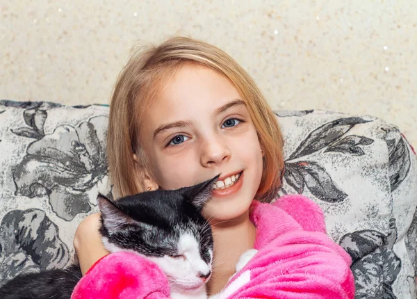 Krásná Šťastná Dívka Růžovém Pyžamku Objímání Kočka — Stock fotografie