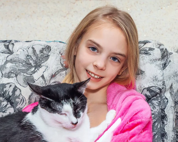 Vackra Glad Tjej Rosa Pyjamas Kramas Katt — Stockfoto