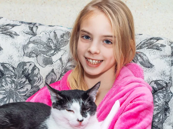 Vackra Glad Tjej Rosa Pyjamas Kramas Katt — Stockfoto